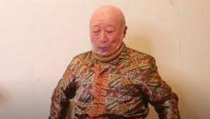 Lembaga yang dapat membagikan info tentang sebuah. Reaksi Kakek Sugiono Makan Mie Goreng Asal Indonesia