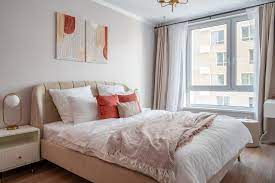 Кровать у окна в спальне: можно ли ставить кровать изголовьем возле окна,  дизайн, фото