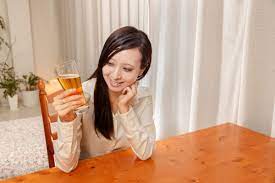なにかと悩みが多い世代…30代女性から「やけ酒に走る」3つの理由 – fumumu