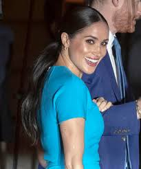 Although she has natural curls, meghan markle is reportedly a fan of the beauty service. Meghan Markle Wore A Sleek Long Ponytail For Uk Event