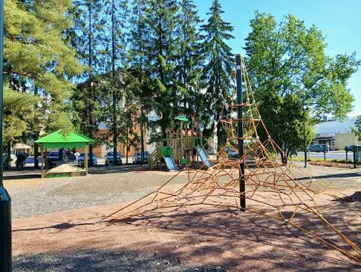 ✨ Nyt leikitään uusissa puitteissa! ✨ Kaupungin tämän vuoden peruskorjauskohteet, Vihervaaran leikkipuisto Karjatiellä keskustassa ja Herrasen leikkipuisto Käänteenkujalla Ilmarisissa, ovat valmistuneet ja kutsuvat jo lapsia leikkimään. 🌲 Vihervaara ...