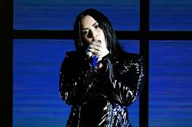 Demi lovato is a hair chameleon, and she changed colors yet again! Demi Lovato Rocks Metal Music In Her Car