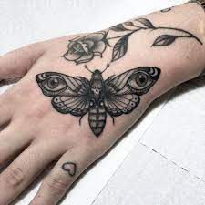 Signification des tatouages de papillons de nuit | BlendUp