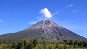 Gunung Semeru salah satu gunung tertinggi di Indonesia