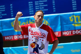 Joey chestnut — chestnut en un concurso de perritos calientes en 2009. And The Wiener Is Joey Chestnut Again Twelve Time Champion Downs 71 Hot Dogs To Win In Fourth Of July Tradition New York Daily News