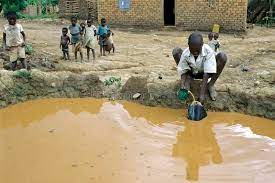 Crianças Que Jogam E água Suja Do Esforço Do Menino Do Poço Imagem  Editorial - Imagem de distrito, lugar: 47418660
