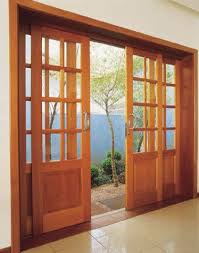 Também é possível utilizar uma janela projetante grande na sua sala. 23 Portas E Janelas De Madeira Janelas De Madeira Portas De Madeira Portas De Madeira Com Vidro