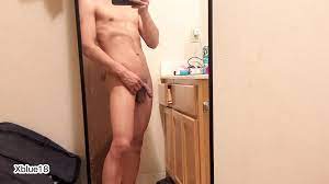 Jovencito desnudo en el baño antes de ir a la escuela (xblue18) 