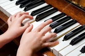 Main d'enfant jouant du piano image libre de droit par Martina_L © #44848059