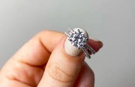 Shopping for an engagement ring in Chicago online offers convenience