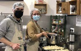 Lyon : Les Petites Cantines récupèrent désormais les invendus des marchés  pour confectionner près de 200 repas par jour