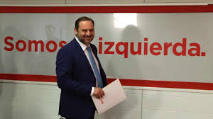Ábalos dice que a él no le "echa nadie" y apela a los "140 años de honradez  del PSOE"