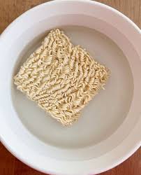 cook ramen noodles in the microwave