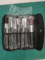 makeup brushes w pouch free pose