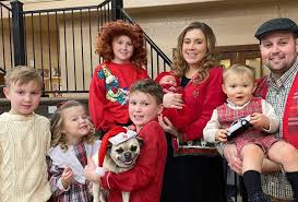 The world first met the duggar family when they were just a clan of 16, featured in the 2004 documentary 14 children and pregnant again. Anna Duggar Shows Off Her Festive Holiday Decor During Impromptu Home Tour Cafemom Com