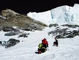 K2, bottleneck, serac, upper mountain. Why Wouldn T The Overhanging Serac Above The Bottleneck On The K2 Peak Just Melt Away Does It Have A Source That Keeps It Supplied Quora