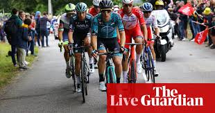 Carnage at the tour de france as a spectator causes a massive crash by holding her placard in front of the speeding peloton, sending riders the tour de france kicked off on saturday with the riders rolling out of brest. Thiweutm Teom