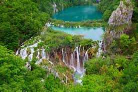 Download 4k wallpapers of nature, landscapes, waterfalls, beautiful lakes, beaches, mountains, snow, autumn, spring, fall, seasons. Croatia Plitvice Lakes National Park Nature Mountain Forest Landscape Waterfall Ultra Hd 4k Wallpaper 2560x1600 Wallpapers13 Com