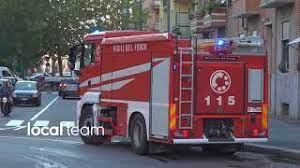 Le fiamme si sono sprigionate attorno alle. Incendio A Milano In Via Washington Vicino Piazza Napoli Tetto In Fiamme Youtube