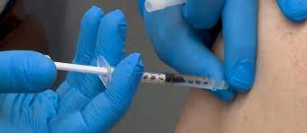 Hausarzt begrüßt Entscheidung zur Booster-Impfung ab 60 - SWR Aktuell