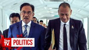 Nazri was a close contact of a blogger zaharin mohd yasin who attended nazri's press conference on jan 12. Nazri I Won T Leave Umno But Will Support Anwar Thestartv Com