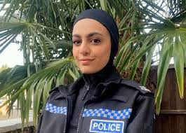 Sebelumnya, kepolisian metropolitan di london dan skotlandia telah mengizinkan polwan mengenakan hijab dalam menjalankan tugas mereka. Tarik Minat Wanita Muslim Untuk Bergabung Kepolisian Inggris Luncurkan Seragam Polwan Yang Dilengkapi Hijab Kabar Lumajang