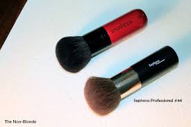 Many hollywood stars are also a big fan of smashbox products. The Non Blonde Smashbox Face Body Brush 19