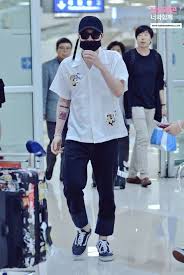 This is a vans old skool black canvas sneaker combined with. 160604 G Dragon At Incheon Airport G Dragon Fashion G Dragon Mens Outfits