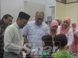 Syukur ke hadrat ilahi dengan limpah kurnianya, dua orang pelajar akaun : 20 000 Murid Terima Bantuan Persekolahan Yayasan Pahang