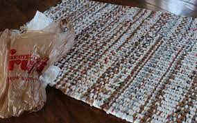 weave a rug using plastic bags diy on