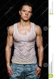 Hombre Atractivo Joven Muscular En La Camiseta Mojada Blanca Imagen de  archivo 