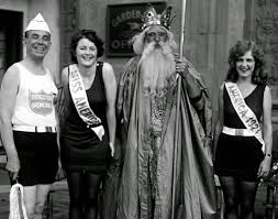 pictures of america beauty pageants since the s vintage everyday here s the 1923 pageant crowned mary katherine campbell miss america for the second year in a row campbell is joined by l r pageant director mr nichol