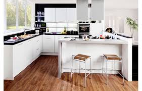 Der freistehende tresen dient als trennung zwischen küche und wohnzimmer. Elegante Kuche Mit Kochinsel Und Theke Modell 2020