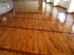 Bentuk fisik lantai kayu flooring jati seperti terlihat pada gambar di atas, adalah jenis flooring jati grade export ukuran mengikuti ukuran standar internasional yaitu tebal 1,5cm lebar 9cm panjang. Pemasangan Lantai Kayu Mesjid Dinas Pendidikan Bandung Rajawali Parquet
