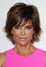 Learning how to razor cut your hair is a major feat! Lisa Rinna Flipped Out Short Razor Cut With Bangs Hairstyles Weekly