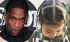 The hairstyle that has been done shortly before the age of two is called box braiding , which consists of dividing the hair into sections with a square or triangular shape and making the braid with each lock. Travis Scott Gushes Over Daughter And Shares Photos Of Storimi With His Box Braid Hairstyle Daily Mail Online