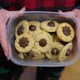 How do you keep cookies from getting stale?