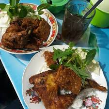 Restoran yg berkonsepkan jawa indonesia ni adalah dimiliki oleh muslim , jadi dijamin halal. Warung Bebek Purnama Surabaya Kuliner Legendaris Yang Tak Punya Cabang Cahaya Malam