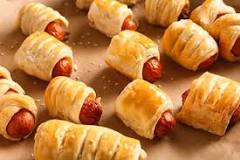 How do you keep pigs in a blanket warm without getting soggy?