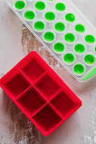 Which is better silicone or plastic ice cube trays?