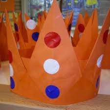 Ik maakte een #kalligram van een kroon en die kan je op #koningsdag feestelijk op je hoofd dragen! Knutselen Koningsdag Knutsel Je Eigen Kroon