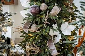 decorate a christmas tree with ribbon